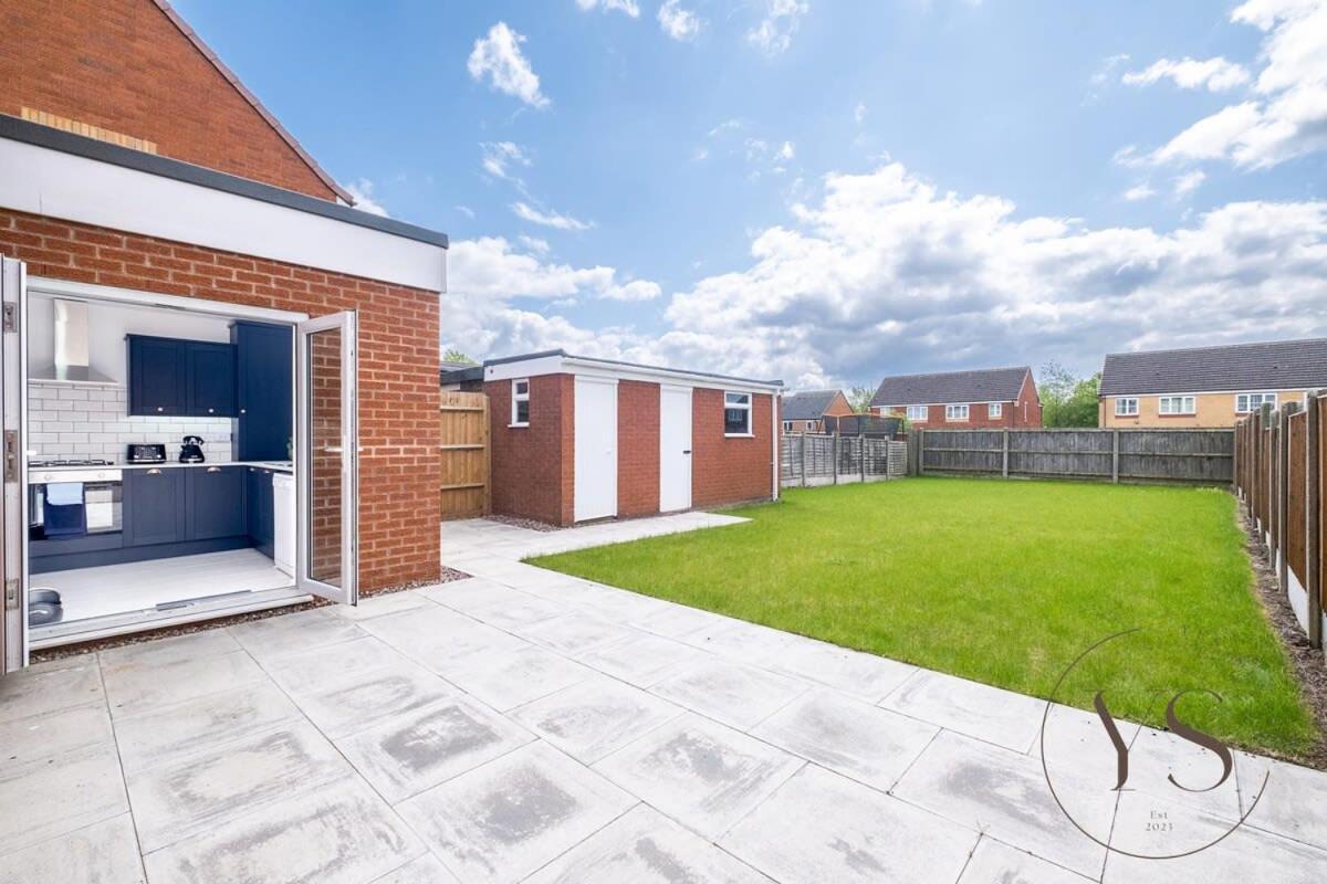 Stylish 3Br Home - Beautiful Garden - Parking West Bromwich Exterior photo