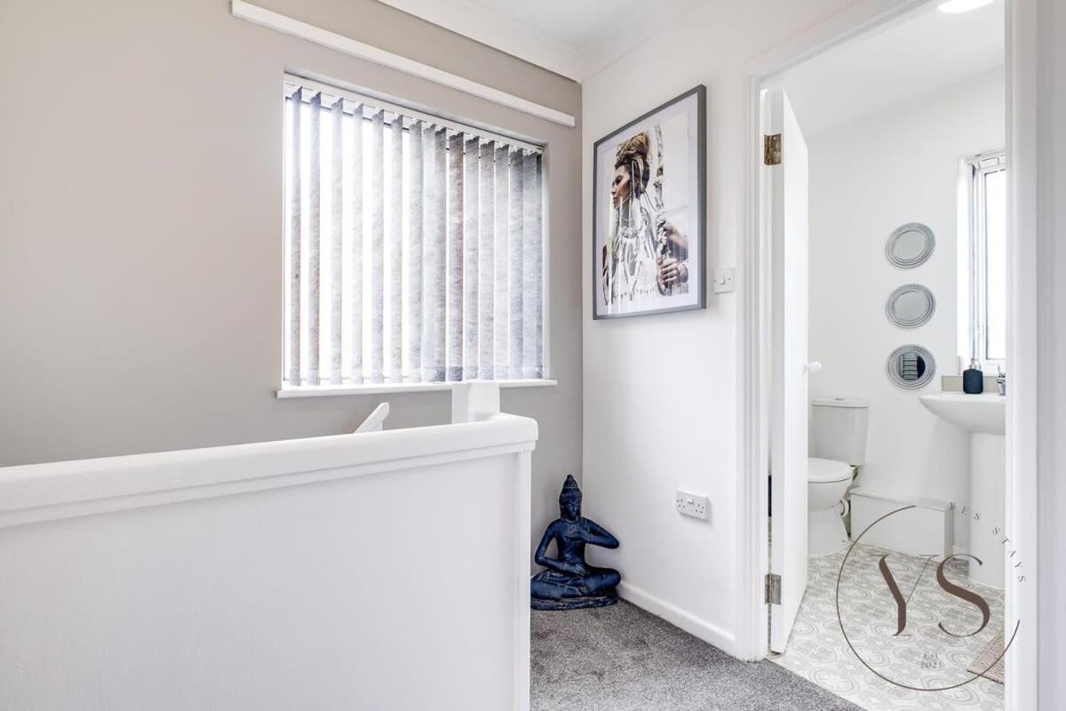 Stylish 3Br Home - Beautiful Garden - Parking West Bromwich Exterior photo