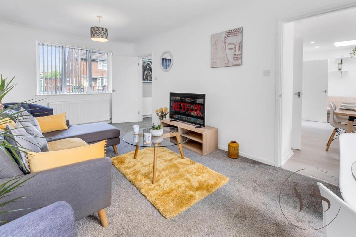 Stylish 3Br Home - Beautiful Garden - Parking West Bromwich Exterior photo